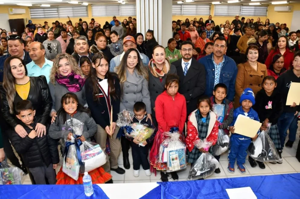 Momento de la entrega de uniformes y útiles escolares. Foto: Cortesía