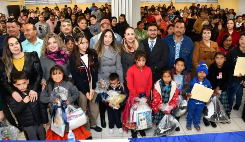 Momento de la entrega de uniformes y útiles escolares. Foto: Cortesía