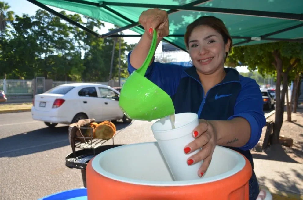 Nataly invita a la población a que acudan a deleitar el paladar con sus sabrosos productos que prepara de lunes a sábado de 6:00 a 9:00 horas, en el puesto que se ubica sobre la avenida Obregón esquina con Pablo Macías en la colonia Buenos Aires.