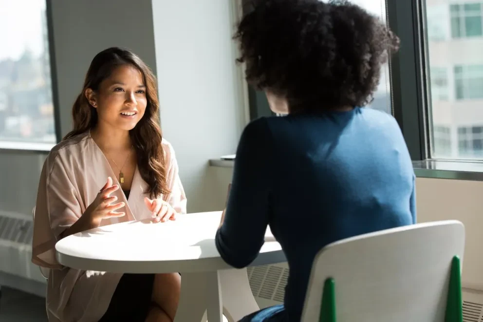 Mujeres charlando. Foto: Christina @ wocintechchat.com