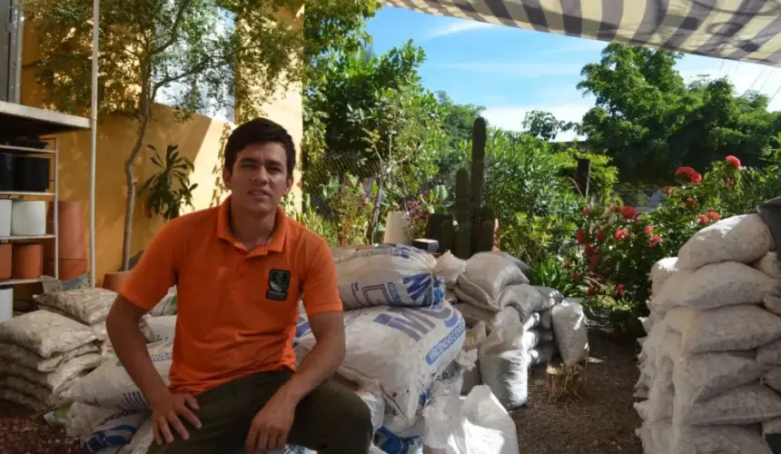 Moisés Beltrán Armenta, es un joven que le apasiona su labor, todos los días trabaja arduamente para que negocio prospere con la venta de productos que embellecen las viviendas o comercios. Foto: Juan Madrigal