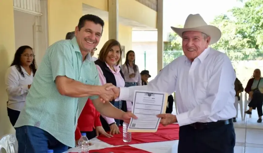 ¡Quién dice que no se puede! En Guamúchil se gradúan de primaria y secundaria 22 adultos mayores