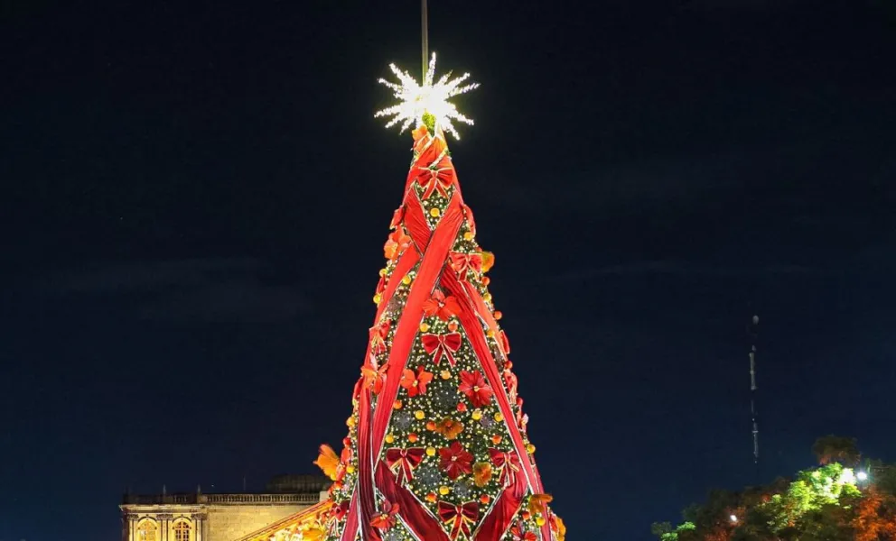 Invitan a Culichis a presenciar el encendido del árbol de Navidad de Palacio de Gobierno.