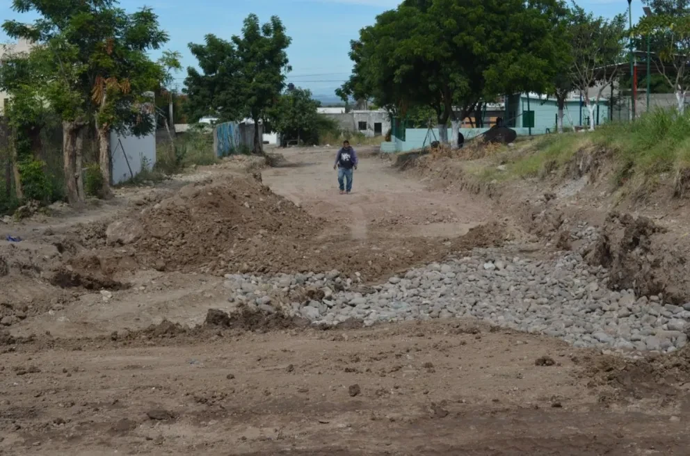 Los vecinos están muy contentos y agradecidos con las autoridades por la importante obra que se realiza en su colonia que se ubica al sur de la capital sinaloense. Fotos: Juan Madrigal