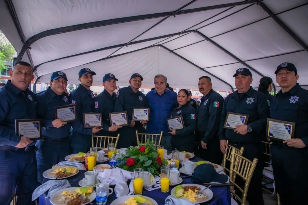 Sinaloa conmemora el Día del Policía y entrega 58 patrullas, 750 uniformes y les dan aumento salarial