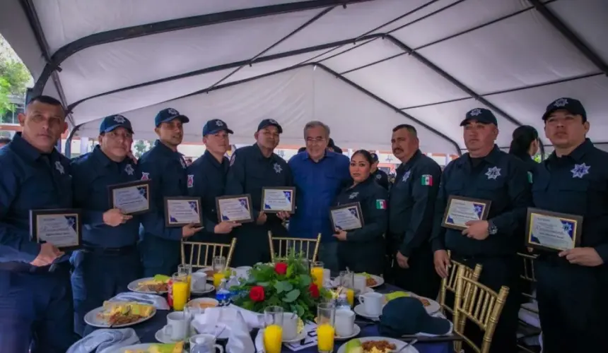 Sinaloa conmemora el Día del Policía y entrega 58 patrullas, 750 uniformes y les dan aumento salarial