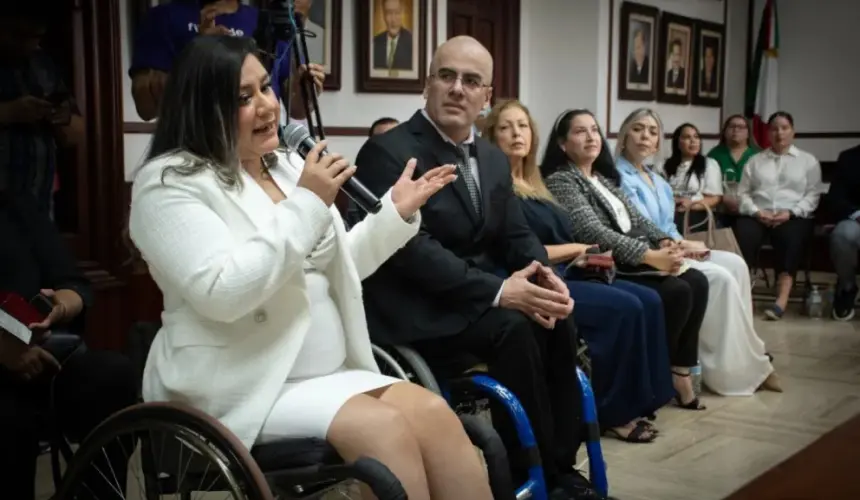 Ismael Arias López y María de los Ángeles Sandoval, reciben el ‘Premio Municipal de Derechos Humanos’.