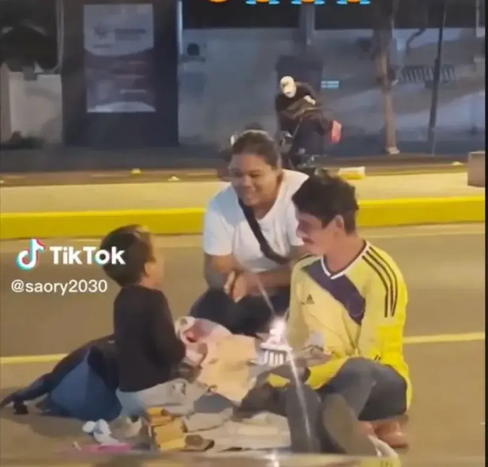 Padres celebran el cumpleaños de su hijo en la calle | Video Viral