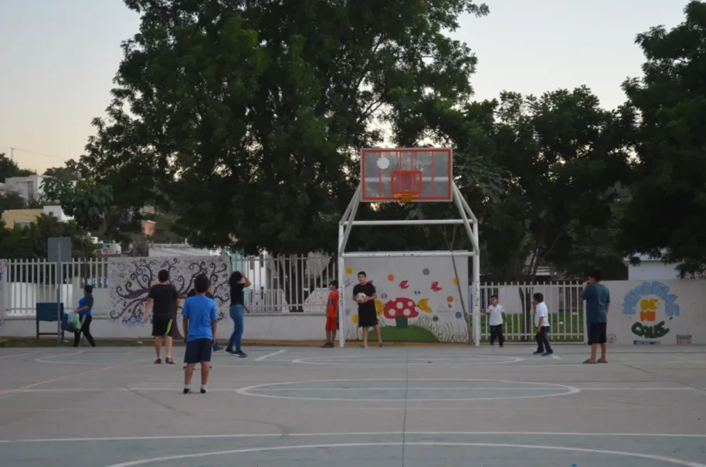 En el parque de la colonia 5 de Febrero, existen letreros donde se fomenta la justicia, respeta a tus padres, activa tu cuerpo, valora a tus amigos y la familia es primero. Fotos Juan Madrigal