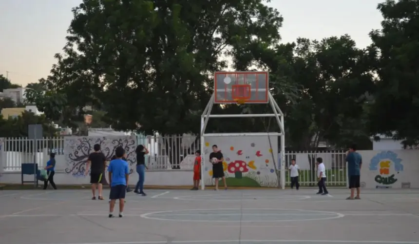 En el parque de la colonia 5 de Febrero, existen letreros donde se fomenta la justicia, respeta a tus padres, activa tu cuerpo, valora a tus amigos y la familia es primero. Fotos Juan Madrigal