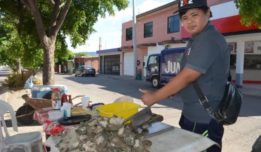 Vecinos del sector señalan que Juan Ernesto es un niño muy trabajador, antes de dedicarse a la venta de ostiones y patas de mula, vendía tamales y esquites. Fotos: Juan Madrigal