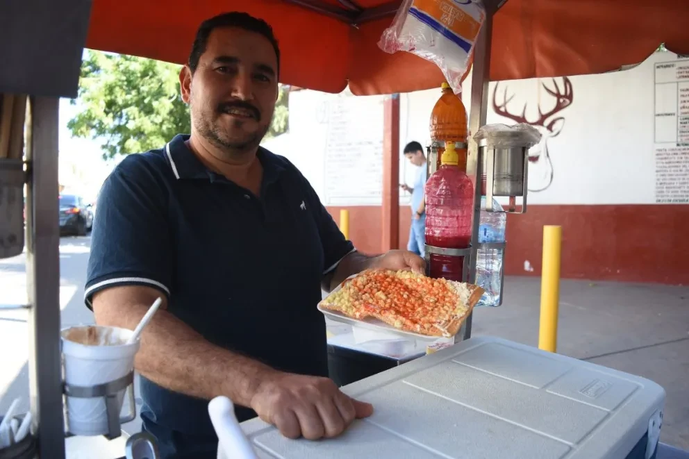 Omar presentando su platillo estrella, El Chimiesquite