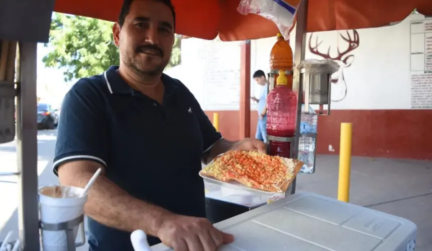 Omar presentando su platillo estrella, El Chimiesquite 