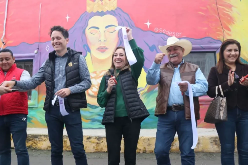 La develación de insignias en Bustamante, reunió a destacadas personalidades. Foto: Cortesía
