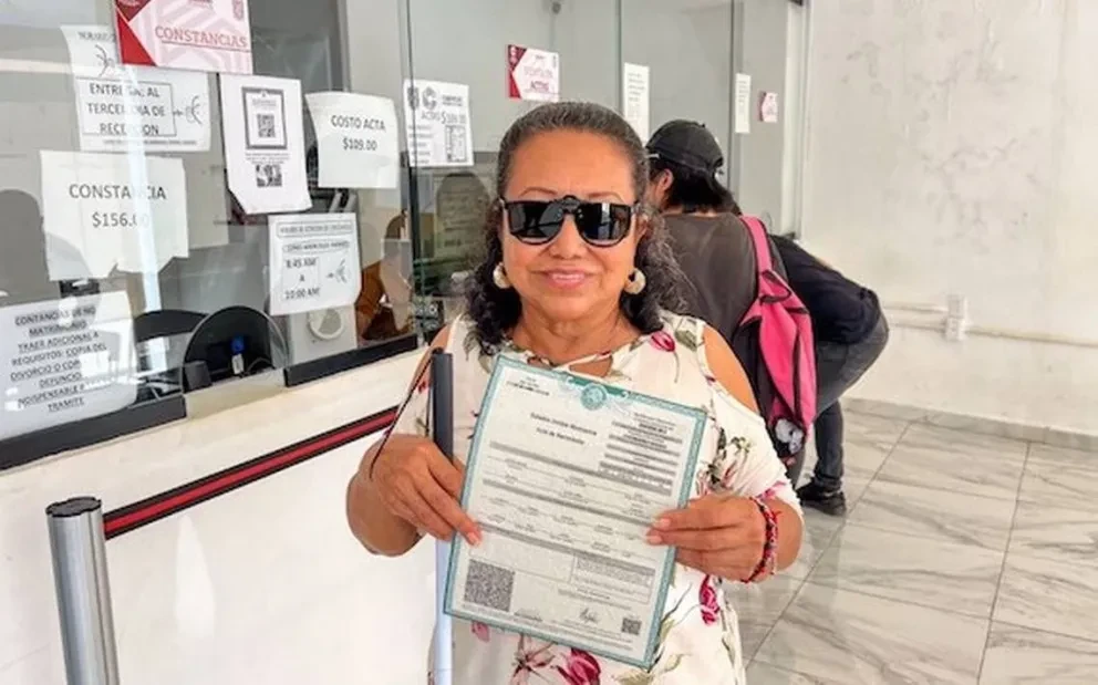 ¡Hacia la inclusión social! Juana María recibe la primer acta de nacimiento en braille en Tabasco