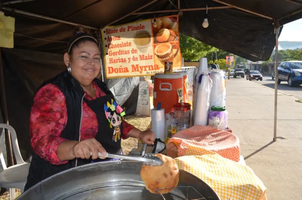El puesto de venta de atole, avena, chocolate y gorditas de Myrna, se ubica sobre el bulevar Agricultores, sobre el puente de la calle Eulogio Parra. Está de lunes a domingo de 5:00 a 9:00 horas. Fotos: Juan Madrigal