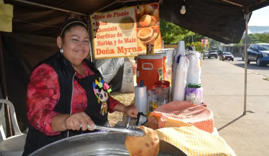 El puesto de venta de atole, avena, chocolate y gorditas de Myrna, se ubica sobre el bulevar Agricultores, sobre el puente de la calle Eulogio Parra. Está de lunes a domingo de 5:00 a 9:00 horas. Fotos: Juan Madrigal