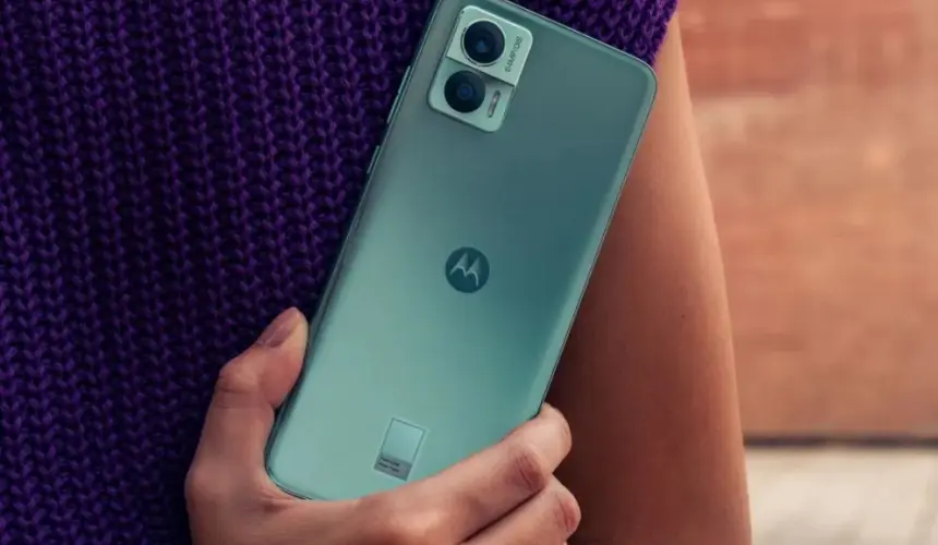 El smartphone Motorola Edge 30 Neo, destaca por el rendimiento de su pantalla en la gama media. Foto: Cortesía