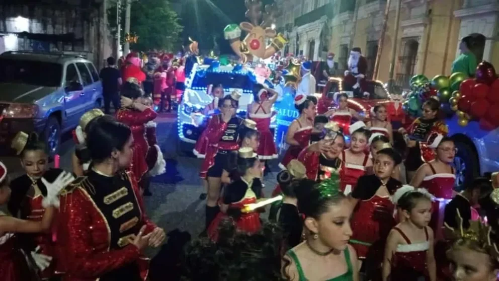 Estudiantes de la Academia de Jazz Dance, representan a Alturas del Sur en el desfile Navideño de la ciudad