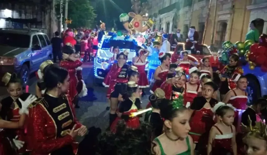 Estudiantes de la Academia de Jazz Dance, representan a Alturas del Sur en el desfile Navideño de la ciudad