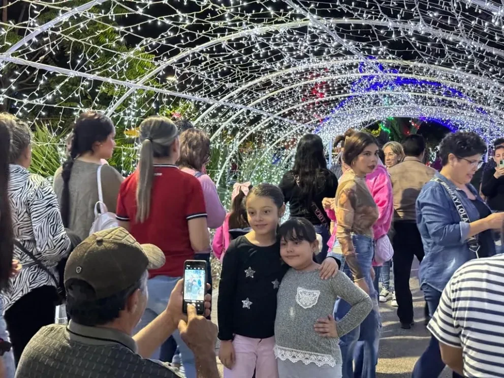 Abarrotan personas la villa navideña en Mazatlán; la pista de hielo, lo más exitoso.
