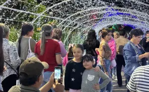 Abarrotan personas la villa navideña en Mazatlán; la pista de hielo lo más exitoso