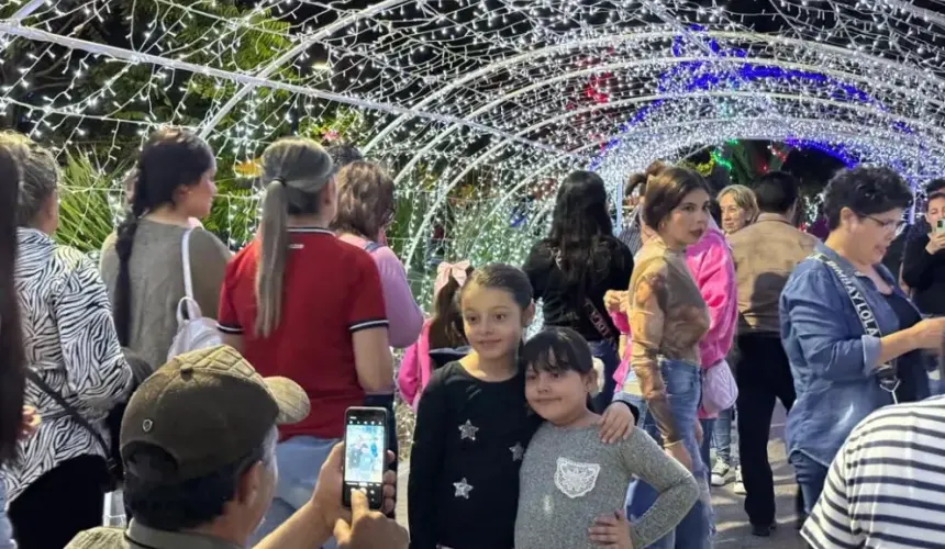 Abarrotan personas la villa navideña en Mazatlán; la pista de hielo, lo más exitoso.