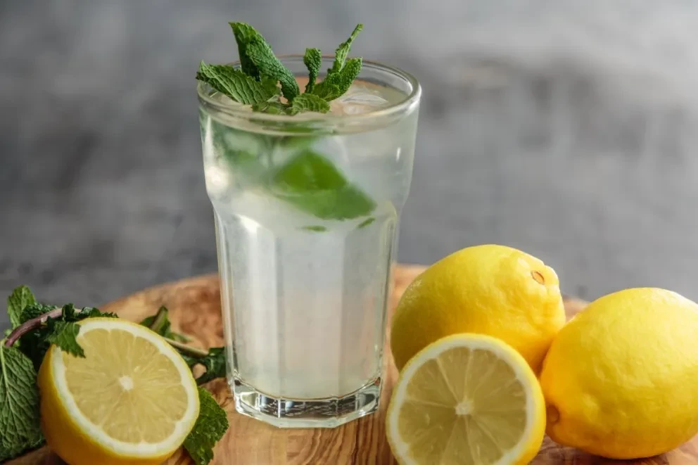 Qué pasa si tomo agua con sal y limón.