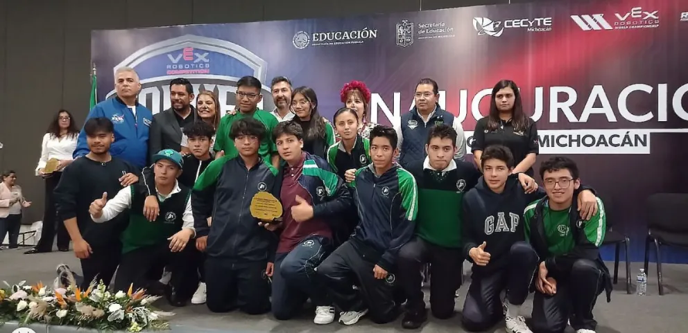 Estudiantes de Cecytem Estado de México triunfan en Torneo Internacional de Robótica VEX 2023.