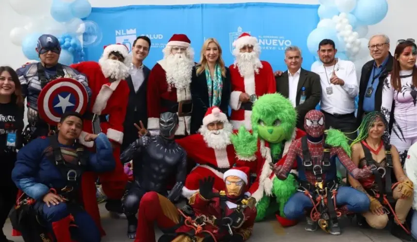 Superhéroes llevan la Navidad al Hospital Materno-Infantil de Nuevo León