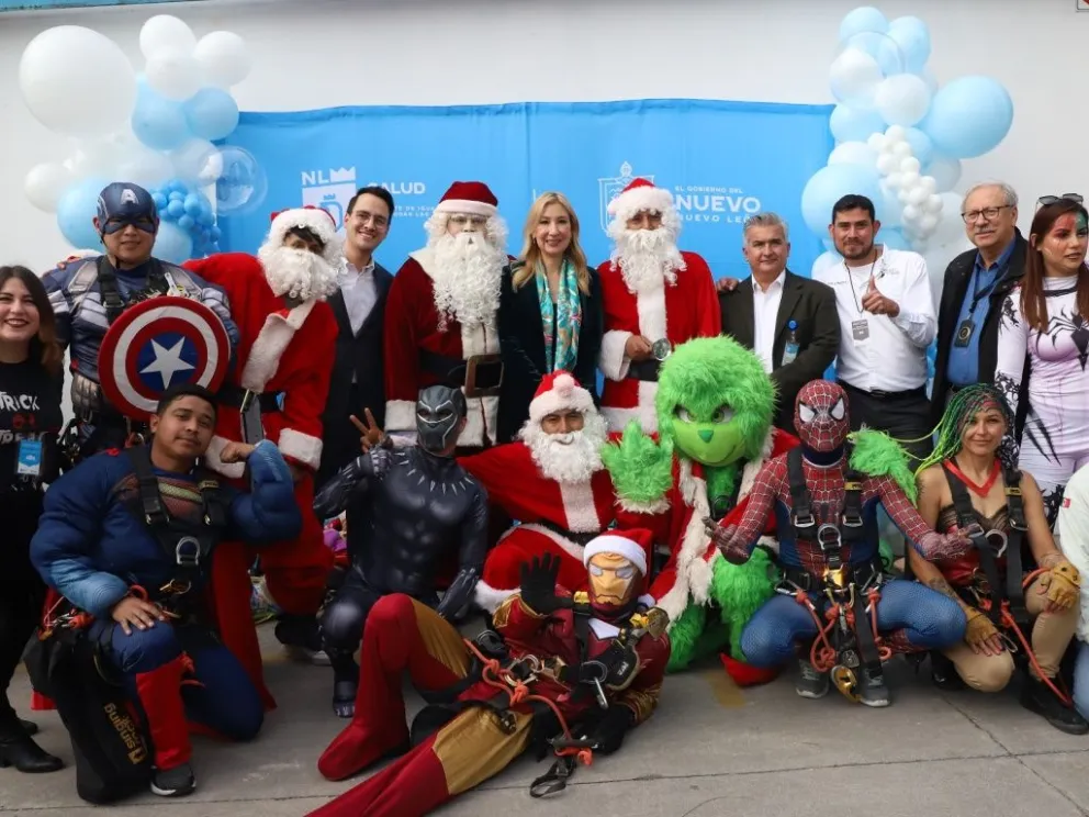 Superhéroes llevan la Navidad al Hospital Materno-Infantil de Nuevo León