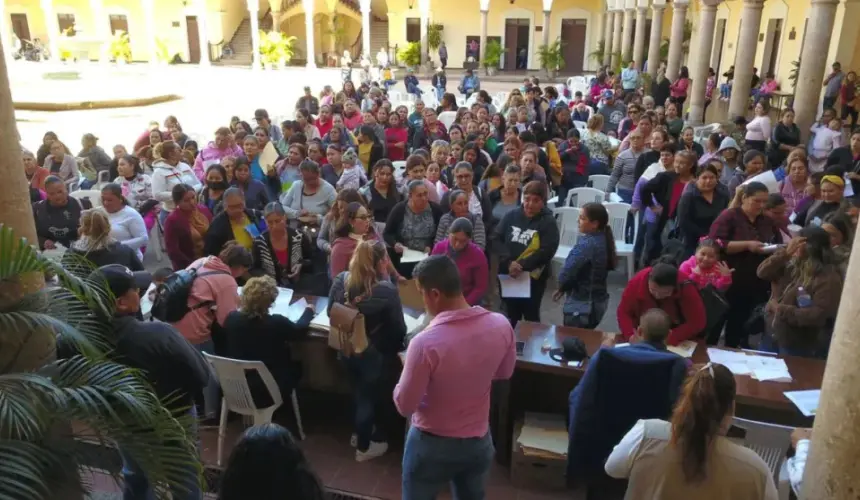 La entrega de la ayuda en la explanada del Ayuntamiento de El Fuerte. Foto: Cortesía