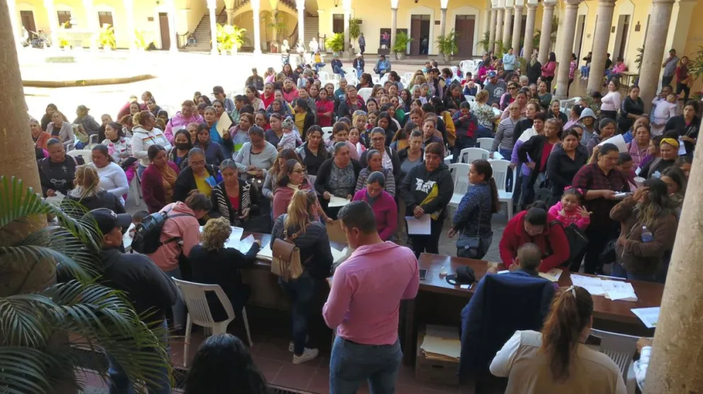 La entrega de la ayuda en la explanada del Ayuntamiento de El Fuerte. Foto: Cortesía