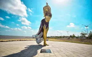 La imponente estatua de Shakira de 6 metros ubicada en Barranquilla