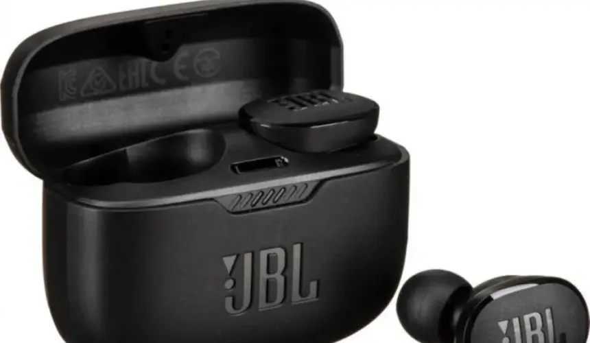 Los auriculares JBL Tune Buds ofrecen 2 días de reproducción con una carga completa. Foto: Cortesía