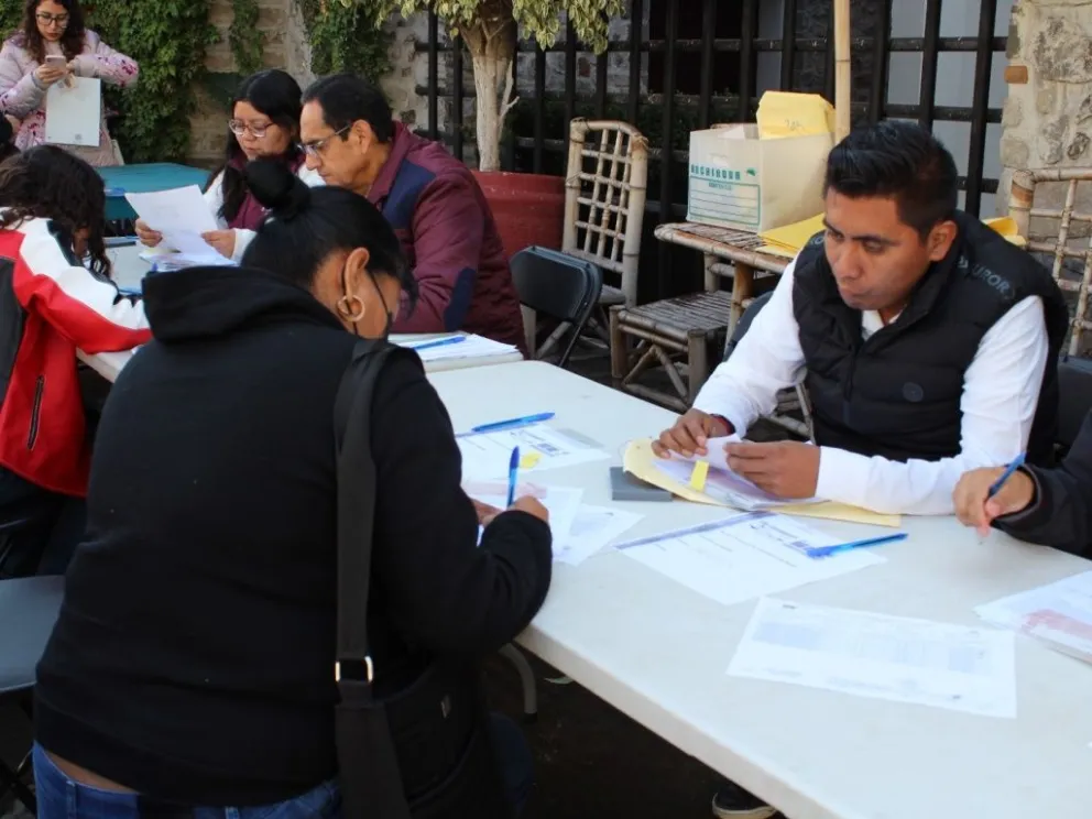 Gobierno de Puebla entrega becas de capacitación para empleo a más de 1,500 personas