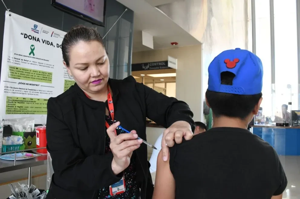Hay brigadas de salud en diferentes puntos del estado de Chihuahua, aplicando la vacuna contra la influenza. Foto: Cortesía