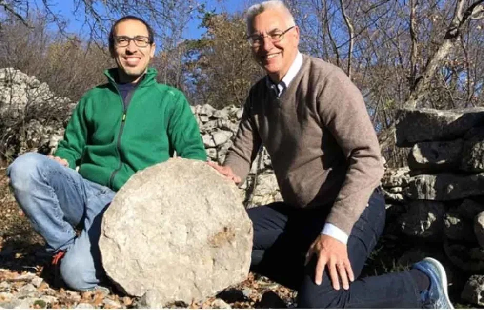 La pieza en cuestión mide 50 centímetros de diámetro y 30 centímetros de espesor. Si se valida este descubrimiento, esto podría representar un cambio significativo en la comprensión histórica.