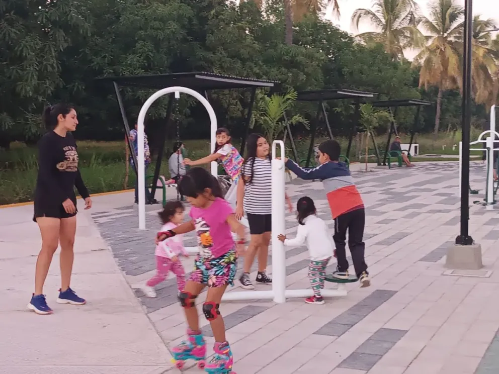 Niños y niñas disfrutan de los juegos que se instalaron en el Parque Lineal en Escuinapa.