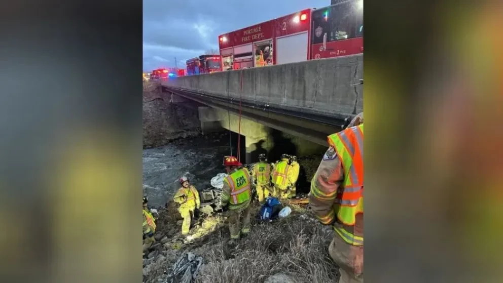 Mario García y su yerno Nivardo Delatorre estaban explorando Salt Creek cuando encontraron la camioneta destrozada. Foto: CNN Estados Unidos