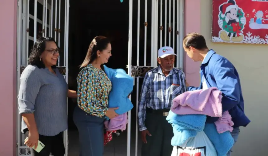 Alcaldesa de Escuinapa Blanca Estela García, acompañada del diseñador de moda Andrés Romo y de la tesorera municipal María Felícitas Zamora Rodríguez visitan el asilo de ancianos “San Francisco de Asís”.