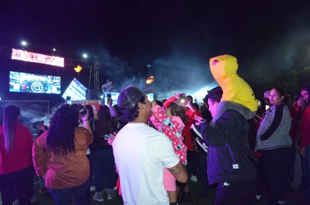 Cientos de personas de todas las edades se dieron cita en el campo deportivo de la colonia López Mateos para disfrutar de la gran posada que organizó el popular DJ e influencer, El Horny. Fotos: Juan Madrigal