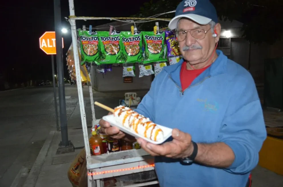 Noé, junto a su triciclo, recorre varias calles de la colonia 21 de Marzo para ofertar esquites y elotes. Después de la seis de la tarde vende el producto en la esquina de Francisco Ramírez y Eulogio Parra. Fotos: Juan Madrigal