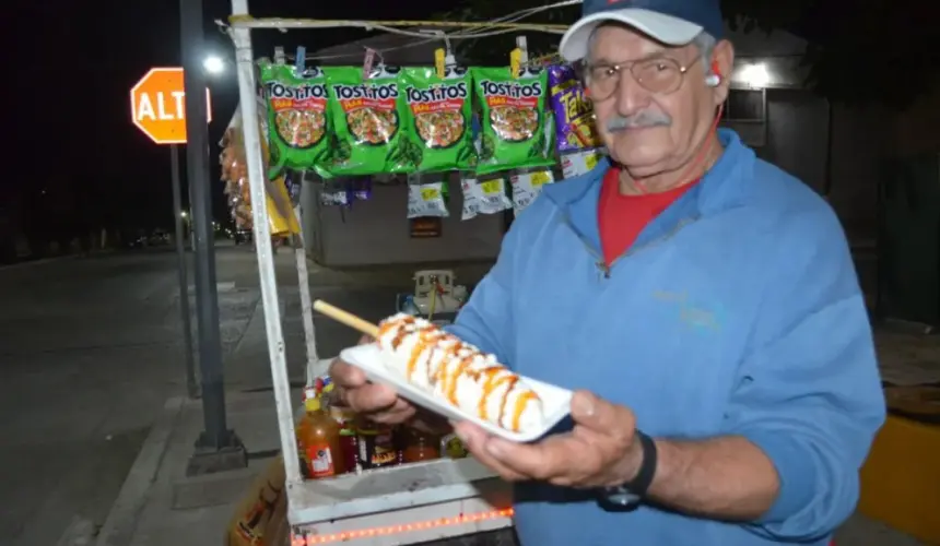 Noé, junto a su triciclo, recorre varias calles de la colonia 21 de Marzo para ofertar esquites y elotes. Después de la seis de la tarde vende el producto en la esquina de Francisco Ramírez y Eulogio Parra. Fotos: Juan Madrigal