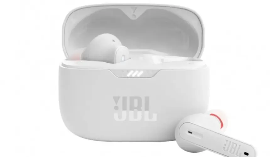 Los auriculares inalámbricos JBL Tune 230NC mantienen una buena relación entre su costo y sus características. Foto: Cortesía