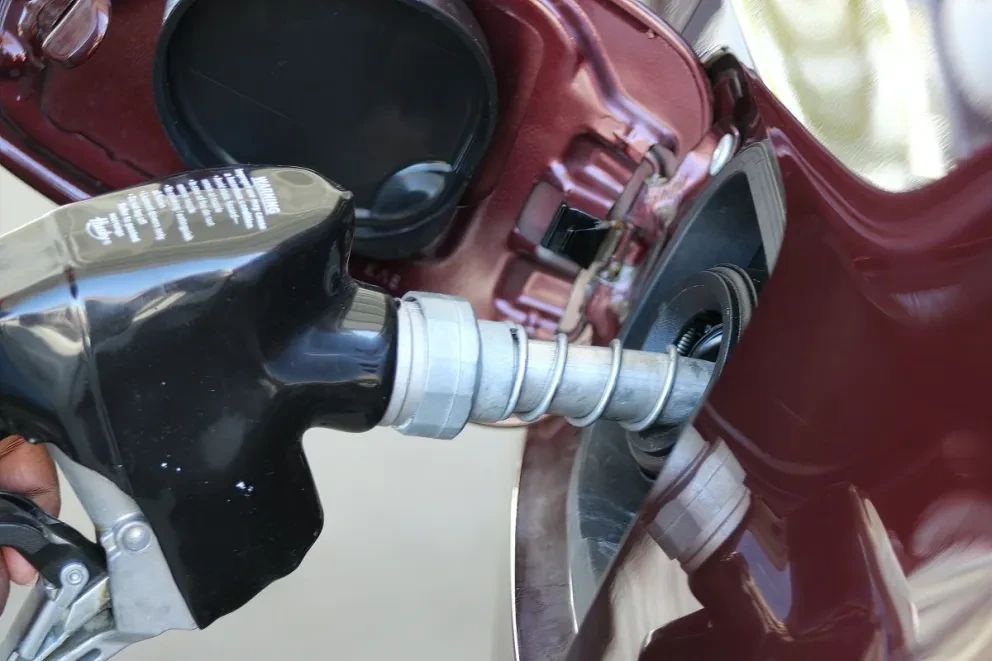 Para sacar los precios, se usa como referencia los precios internacionales del petróleo. Foto: Reuters.