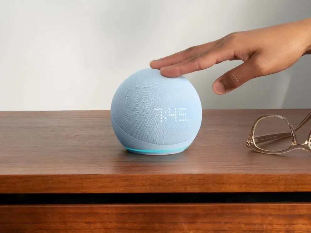 ¿Una Alexa para el Día de Reyes? Amazon remata la bocina inteligente Echo Dot con el 31% de descuento