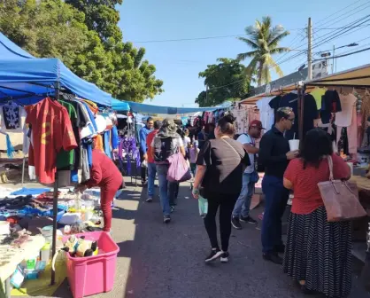 Una tradición, asistir al tianguis Huizaches a realizar las compras de fin de año