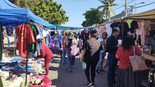 El tianguis Los Huizaches opera únicamente los domingos en un horario de 5:00 de la mañana a 2:00 de la tarde.
