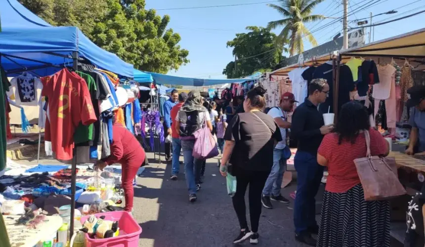 El tianguis Los Huizaches opera únicamente los domingos en un horario de 5:00 de la mañana a 2:00 de la tarde. 